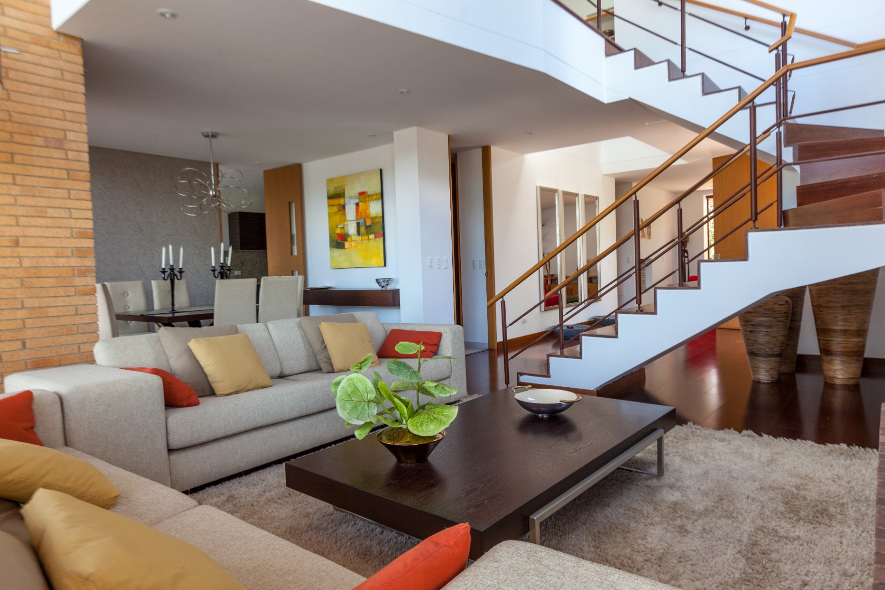 Interior de vivienda de alto standing con escaleras y salón